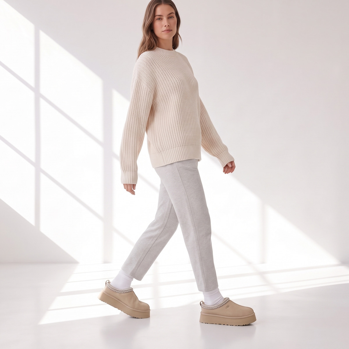 Ugg Tazz Beżowe Sand Klapki na platformie – na modelce, w ruchu