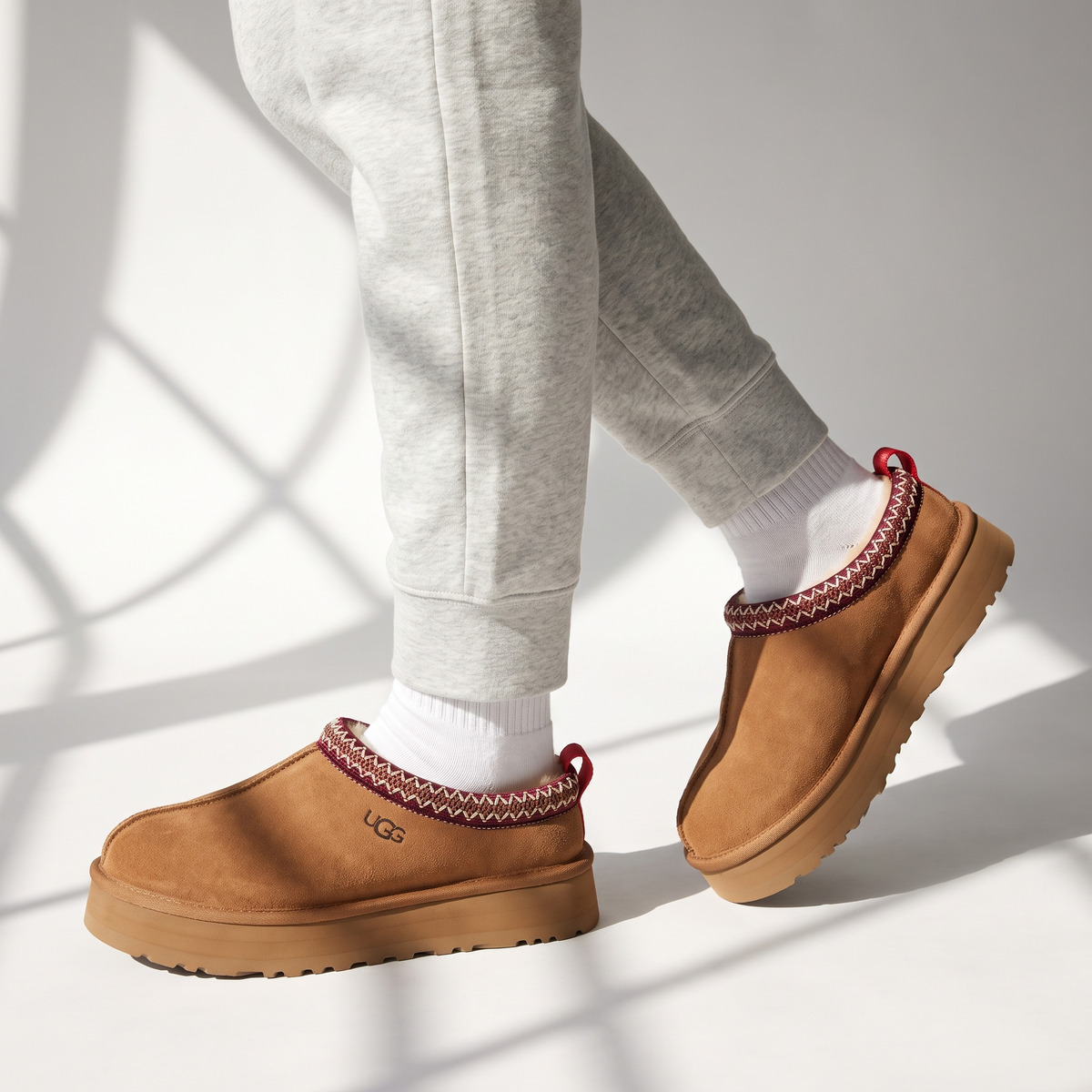 Ugg Tazz Brązowe Chestnut Klapki na platformie – na modelce, zbliżenie butów na nogach
