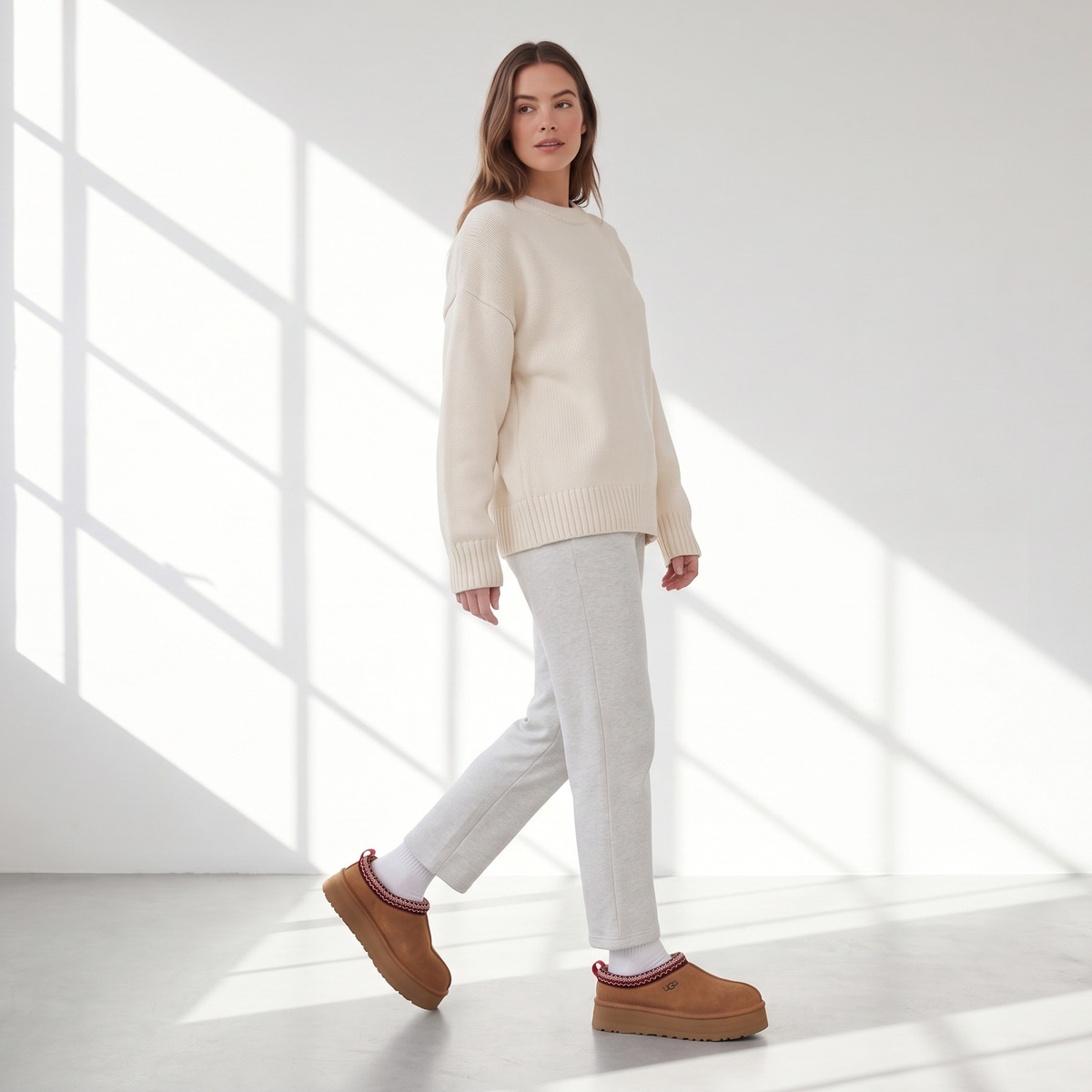 Ugg Tazz Brązowe Chestnut Klapki na platformie – na modelce, w ruchu