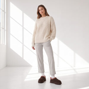 Ugg Tazz Brązowe Dusted Cocoa Klapki na platformie – na modelce, cała sylwetka