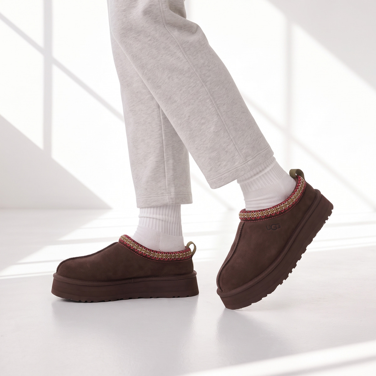Ugg Tazz Brązowe Dusted Cocoa Klapki na platformie – na modelce, zbliżenie butów na nogach
