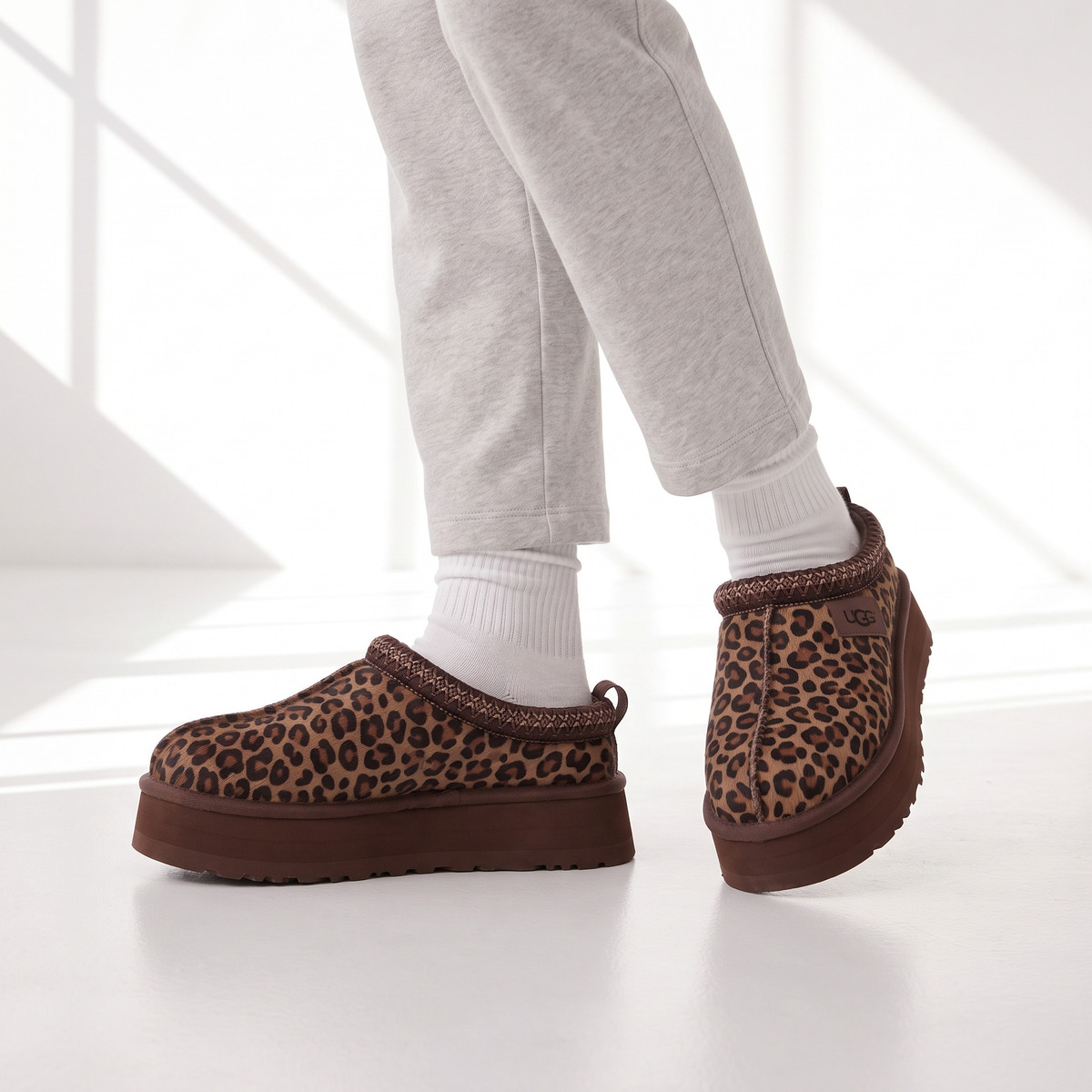 Ugg Tazz Czarne Brązowe Leopard Caspian – na modelce, zbliżenie butów na nogach