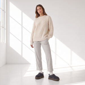 Ugg Tazz Szare Obsidian Klapki na platformie – na modelce, cała sylwetka